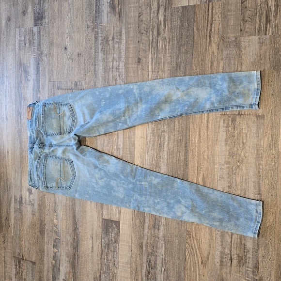 AMERICAN EAGLE | Bleach Pattern Denim Super Low Rise Denim Jeans | Size 4 - Picture 6 of 10